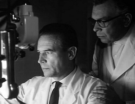 Wolfgang Preiss als ambitionierter Arzt Dr. Westorp zusammen mit Protagonist Ewald Balser in Falck Harnacks "Arzt ohne Gewissen" (1959); Foto freundlicherweise zur Verfügung gestellt von "Pidax film"