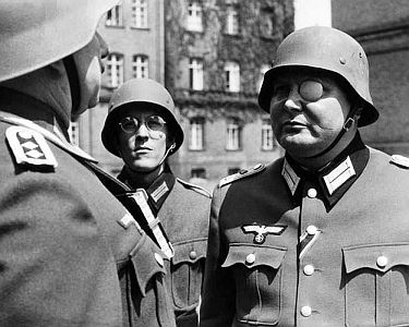 "Der Hauptmann und sein Held": Szenenfoto mit Ernst Schröder (rechts) als Kompaniechef Eisenhecker; mit freundlicher Genehmigung  von Pidax-Film, welche die Produktion am 31.10.2013 auf DVD herausbrachte.