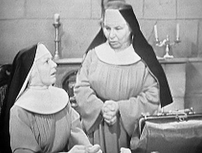 "Schwester Bonaventura": Szenenfoto Hilde Krahl (l.) als Schwester Maria Bonaventura und Edith Schultze-Westrum als Schwester Josephine; mit freundlicher Genehmigung von Pidax-Film, welche den Krimi am 07.06.2013 auf DVD herausbrachte.