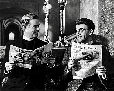 "Himmlische Freuden": Szenenfoto mit Peter Sellers (r.) als  John Edward Smallwood und Ian Carmichael als der andere Smallwood; mit freundlicher Genehmigung von Pidax-Film, welche die Komödie Mitte August 2020 auf DVD herausbrachte.