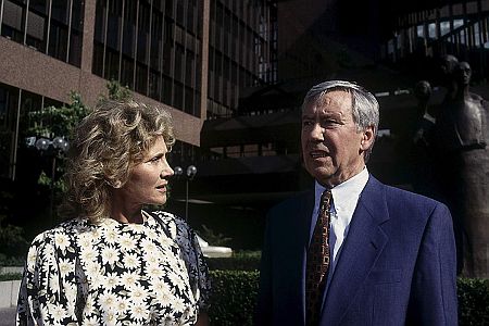 "Der Mond scheint auch fr Untermieter": Szenenfoto mit Antje Hagen und Jrgen Thormann als Helga und Gnther Roggenkaemp, Eltern von Stefan (Heikko Deutschmann); mit freundlicher Genehmigung von Pidax-Film, welche die Serie am 17. Mai 2019 auf DVD herausbrachte.