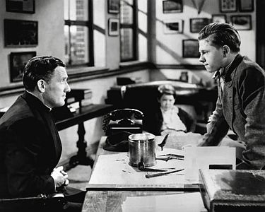 "Teufelskerle": Szenenfoto mit Spencer Tracy als katholischer Geistlicher Edward Flanagan und Mickey Rooney als der junge, elternlose Whitey Marsh; mit freundlicher Genehmigung von Pidax-Film, welche den Film am 17.06.2022 auf DVD herausbrachte.