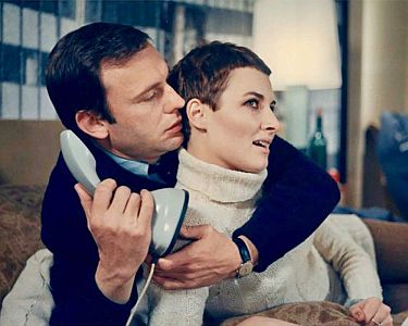 "Hetzjagd": Szenenfoto mit Jean-Louis Trintignant als Raphaël und Valérie Lagrange als Sandra; mit freundlicher Genehmigung von Pidax-Film, welche den Politthriller Ende Juni 2020 auf DVD herausbrachte