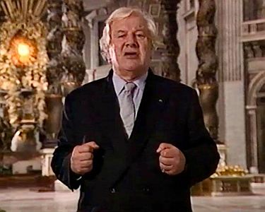 Weltmacht Vatikan&nbsp;� pr�sentiert von Sir Peter Ustinov; Szenenfoto mit Peter Ustinov; mit freundlicher Genehmigung von Pidax Film, welche die Dokumentation am 11. Dezember 2025 auf 3 DVDs herausbrachte.