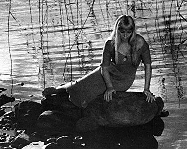 "Die blonde Hexe": Szenenfoto mit Marina Vlady; mit freundlicher Genehmigung von Pidax-Film, welche die Produktion Mitte August 2019 auf DVD herausbrachte. 