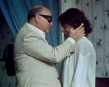 "Gesichter des Schattens": Szenenfoto Szenenfoto mit Wolfgang Wahl als der erblindete Unternehmer Richard Hermansen und Monica Bleibtreu als dessen Ehefrau Christiane; mit freundlicher Genehmigung von Pidax Film, welche den Psycho-Krimi im Februar 2025 auf DVD herausbrachte.