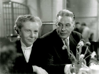 Mathilde Danegger mit Heinz Woester (als Dr. med. Ernst Laduner) in "Matto regiert"; Quelle/Link: cyranos.ch bzw. Archiv "Praesens-Film AG", Zürich, mit freundlicher Genehmigung von Peter Gassmann (Praesens-Film AG, Zürich); Copyright Praesens-Film AG