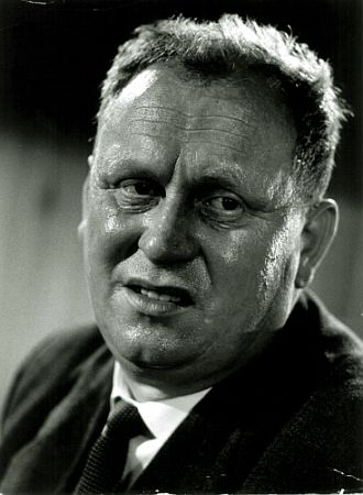 Gert Frbe in dem Film "Es geschah am hellichten Tag" (1958); Quelle: www.cyranos.ch bzw. Archiv "Praesens-Film AG, Zrich", mit freundlicher Genehmigung von Peter Gassmann (Praesens-Film AG, Zrich); Copyright Praesens-Film AG 