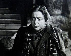 Therese Giehse als Frau Wittels in "Die letzte Chance" (1945); Quelle: cyranos.ch bzw. Archiv "Praesens-Film AG" Zrich", mit freundlicher Genehmigung von Peter Gassmann (Praesens-Film AG, Zrich); Copyright Praesens-Film AG