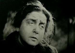 Therese Giehse als Frau Wittels in "Die letzte Chance" (1945); Quelle: cyranos.ch bzw. Archiv "Praesens-Film AG" Zrich", mit freundlicher Genehmigung von Peter Gassmann (Praesens-Film AG, Zrich); Copyright Praesens-Film AG