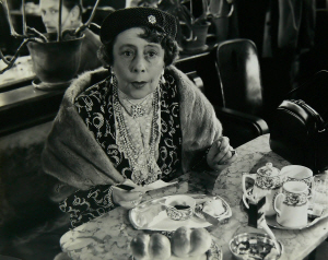 Szenenfoto mit Alice Lach aus "Caf�Odeon"; Quelle: cyranos.ch bzw. Archiv "Praesens-Film AG" Z�rich; mit freundlicher Genehmigung von Peter Gassmann (Praesens-Film AG, Z�rich) Copyright Praesens-Film AG