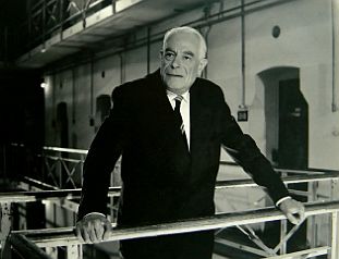 "Caf� Odeon": Szennenfoto mit Alfred Schlageter als Gef�ngnisdirektor; Quelle: cyranos.ch bzw. Archiv "Praesens-Film AG" Z�rich, mit freundlicher Genehmigung von Peter Gassmann (Praesens-Film AG, Z�rich)/Copyright Praesens-Film AG