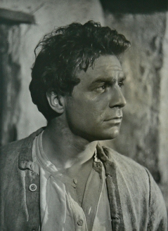 Hannes Schmidhauser in "Uli der Knecht" (1954); Quelle/Link:  cyranos.ch bzw. Archiv "Praesens-Film AG" ZÜrich", mit freundlicher Genehmigung von Peter Gassmann (Praesens-Film AG, ZÜrich); Copyright Praesens-Film AG