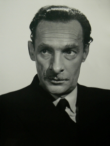 Sigfrit Steiner als Heinrich Meile in dem Film "Unser Dorf" (1953); Quelle: www.cyranos.ch bzw. Archiv "Praesens-Film AG, Zürich", mit freundlicher Genehmigung von Peter Gassmann (Praesens-Film AG, Zürich); Copyright Praesens-Film AG 