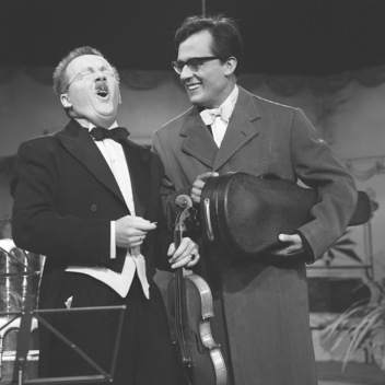 Dieter Hildebrandt (Meyer II) mit Hans Jürgen Diedrich (MeyerI) in der Fernsehgroteske "Streichquartett" (1962);