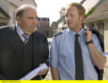 Lambert Hamel als Bürgermeister Hermann Bullwieser zusammen mit Johann von Bülow (Dorfpolizist Ulli) in der TV-Komödie "Willkommen im Westerwald" (2008); Copyright SWR