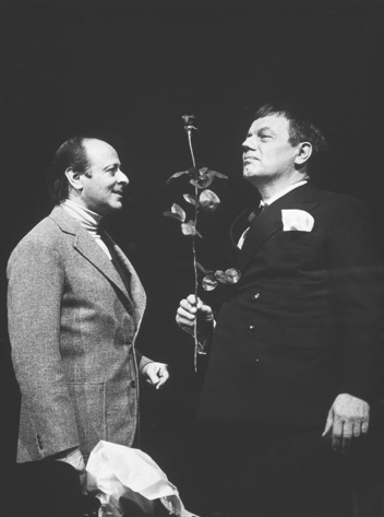 Buddy Elias (links) in "Der Mitmacher" von Friedrich Dürrenmatt in einer Aufzeichnung (1975) aus dem Mannheimer Nationaltheater – in einer Inszenierung des Autors. Foto mit freundlicher Genehmigung von SWR Media Services