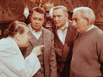 Szenenfoto: TV-Spiel "Die Physiker" (1964), vom Autor Dürrenmatt selbst für das Fernsehen bearbeitet; Regie Fritz Umgelter; v.l.n.r.: ThereseGiehse (Ärztin Frl.vonZahnd), WolfgangKieling (Möbius), GustavKnuth (Beutler, genannt "Newton"), KurtEhrhardt1) (Ernesti, genannt "Einstein"); Foto mit freundlicher Genehmigung von SWR Media Services mit weiteren Infos zu dem Fernsehspiel; Copyright SWR