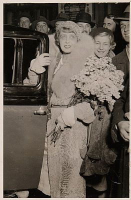 "Mistinguett" 1933 bei ihrer Ankunft in Wien anlässlich eines Gastspiels im "Ronacher"; Urheber: "Atelier Willinger" bzw. Wilhelm Willinger (1879–1943); Quelle: theatermuseum.at; Inv. Nr.: FS_PE2912; Copyright: KHM-Museumsverband; Lizenz: CC BY-NC-SA 4.0