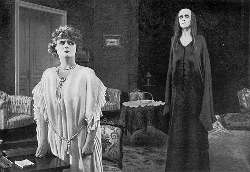Szene mit Mia May aus dem Stummfilm "Hilde Warren und der Tod" (1917); Quelle: virtual-history.com aus "Vom Werden deutscher Filmkunst/1. Teil: Der stumme Film" von Dr. Oskar Kalbus (Berlin 1935, S.24): Lizenz: gemeinfrei