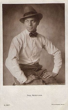 Paul Heidemann etwa 1928 auf einer Fotografie von Mac Walten (1872–1944?); Quelle: Wikimedia Commons; Photochemie-Karte Nr. 2547: Lizenz: gemeinfrei