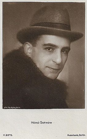 Heinz Sarnow auf einer Fotografie von Mac Walten (1872–1944?); Quelle: www.flickr.com; Photochemie Karte 2875; Lizenz: gemeinfrei
