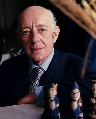 Portrait von Sir Alec Guinness, aufgenommen 1973;  Quelle: commons.wikimedia.org bzw. Wikipedia; Urheber: Allan Warren (www.allanwarren.com); Diese Datei ist unter der Creative Commons-Lizenz Namensnennung-Weitergabe unter gleichen Bedingungen 3.0 Unported lizenziert. Es ist erlaubt, die Datei unter den Bedingungen der GNU-Lizenz für freie Dokumentation, Version1.2 oder einer späteren Version, veröffentlicht von der Free Software Foundation, zu kopieren, zu verbreiten und/oder zu modifizieren; es gibt keine unveränderlichen Abschnitte, keinen vorderen und keinen hinteren Umschlagtext. Der vollständige Lizenztext ist im Kapitel GNU-Lizenz für freie Dokumentation verfügbar.