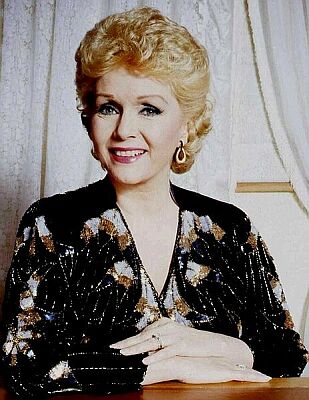 Portrait von Debbie Reynolds, aufgenommen 1986 in ihrem Heim in Los Angeles; Quelle: Wikipedia bzw. Wikimedia; Urheber: Allan Warren (britischer Fotograf; www.allanwarren.com); Diese Datei ist unter der Creative Commons-Lizenz Namensnennung-Weitergabe unter gleichen Bedingungen 3.0 Unported lizenziert. Es ist erlaubt, die Datei unter den Bedingungen der GNU-Lizenz für freie Dokumentation, Version 1.2 oder einer späteren Version, veröffentlicht von der Free Software Foundation, zu kopieren, zu verbreiten und/oder zu modifizieren; es gibt keine unveränderlichen Abschnitte, keinen vorderen und keinen hinteren Umschlagtext. Der vollständige Lizenztext ist im Kapitel GNU-Lizenz für freie Dokumentation verfügbar.