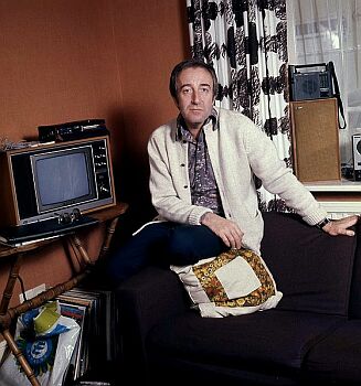 Peter Sellers, aufgenommen 1973 in seiner Wohnung in London;  Quelle: commons.wikimedia.org; Urheber: Allan Warren (www.allanwarren.com); Diese Datei ist unter der Creative Commons-Lizenz Namensnennung-Weitergabe unter gleichen Bedingungen 3.0 Unported lizenziert. Es ist erlaubt, die Datei unter den Bedingungen der GNU-Lizenz für freie Dokumentation, Version 1.2 oder einer späteren Version, veröffentlicht von der Free Software Foundation, zu kopieren, zu verbreiten und/oder zu modifizieren; es gibt keine unveränderlichen Abschnitte, keinen vorderen und keinen hinteren Umschlagtext. Der vollständige Lizenztext ist im Kapitel GNU-Lizenz für freie Dokumentation verfügbar.