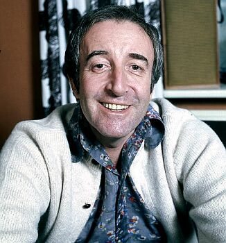 Foto: Portrait von Peter Sellers, aufgenommen 1973 in seiner Wohnung in London;  Quelle: commons.wikimedia.org bzw. Wikipedia; Urheber: Allan Warren (www.allanwarren.com); Diese Datei ist unter der Creative Commons-Lizenz Namensnennung-Weitergabe unter gleichen Bedingungen 3.0 Unported lizenziert. Es ist erlaubt, die Datei unter den Bedingungen der GNU-Lizenz für freie Dokumentation, Version 1.2 oder einer späteren Version, veröffentlicht von der Free Software Foundation, zu kopieren, zu verbreiten und/oder zu modifizieren; es gibt keine unveränderlichen Abschnitte, keinen vorderen und keinen hinteren Umschlagtext. Der vollständige Lizenztext ist im Kapitel GNU-Lizenz für freie Dokumentation verfügbar.