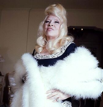 Mae West im Jahre 1973; Quelle: commons.wikimedia.org bzw. Wikipedia; Urheber: Allan Warren (www.allanwarren.com);  Diese Datei ist unter der Creative Commons-Lizenz Namensnennung-Weitergabe unter gleichen Bedingungen 3.0 Unported lizenziert.