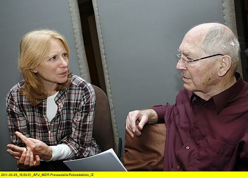 Otto Mellies mit Maren Kroymann im Hörspiel-Studio in dem Stück "Alles kommt wieder" von Eugen Egner (EA: 30.04.2011); Foto freundlicherweise zur Verfügung gestellt vom WDR (Presse und Information, Redaktion Bild); Copyright WDR/Sibylle Anneck