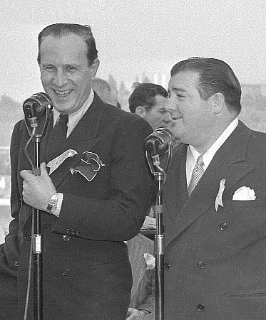 BudAbbott (links) und LouCostello 1941 bei einem Auftritt im "Hollywood Park Racetrack" (Pferde-Rennstrecke) in Inglewood; Quelle: Wikimedia Commons (Ausschnitt) von "UCLA Library Digital Collection"; Urheber: "Los Angeles Daily News"; Lizenz: CC BY 4.0 Deed
