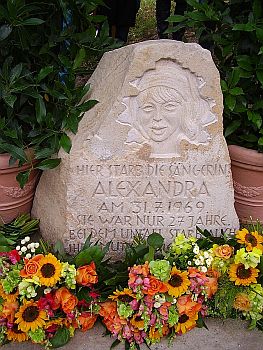 Gedenkstein fr Alexandra in Tellingstedt; Urheber (Foto): Wikimedia-User Hendrike; Lizenz:CC BY-SA 2.5; Quelle: Wikimedia Commons
