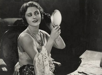 Charlotte Ander, fotografiert in den 1930er Jahren von Alexander Schmoll (* 1880, † zwischen 1943 und 1945); Quelle: Wikimedia Commons; Lizenz: gemeinfrei