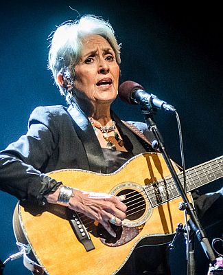 Joan Baez Ende M�rz 2016 bei einem Konzert in "The Egg" in Albany (New York); Urheber: Jim Gilbert; Lizenz: CC BY-SA 4.0; Quelle: Wikimedia Commons (Ausschnitt des Originalfotos)