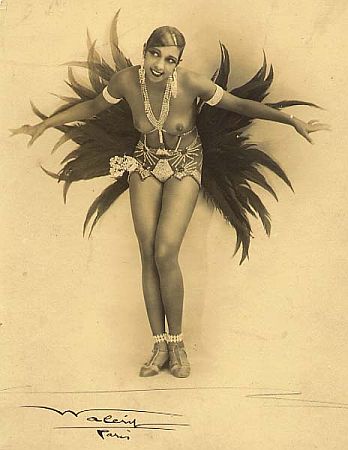 Joséphine Baker 1927 in "La Revue des Revues"; Urheber: Lucien Waléry (1863 – 1935); Quelle: Wikimedia Commons; Diese Bild- oder Mediendatei ist gemeinfrei, weil ihre urheberrechtliche Schutzfrist abgelaufen ist.