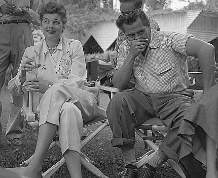Lucille Ball und Desi Arnaz Mitte September 1953; Quelle: Wikimedia Commons (Ausschnitt); von "UCLA Library Digital Collection"; Urheber: "Los Angeles Times"; Lizenz: CC BY 4.0 Deed 