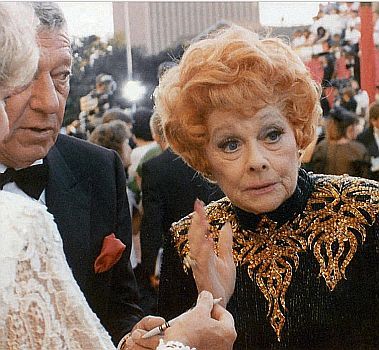Lucille Ball bei ihrem letzten ffentlichen Auftritt mit r Ehemann GaryMorton (l.) anlssilich der "Oscar"-Verleihung am 29. Mrz 1989; Urheber: Alan Light; Lizenz: CC BY 2.0 Deed; Quelle: Wikimedia Commons (Ausschnitt) von www.flickr.com