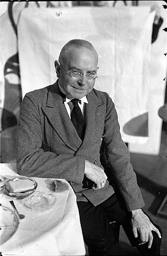 Wilhelm Bendow 1936 im "Kabarett der Komiker"; Urheber: Willy Pragher; Lizenz: CC BY 3.0; Rechteinhaber: Landesarchiv Baden-Württemberg; Quelle: Deutsche Digitale Bibliothek bzw. Wikimedia Commons