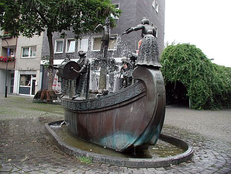 Das "Müllemer Bötche" auf dem Kölner "Karl-Berbuer-Platz"; Urheber: Willy Horsch; Lizenz: CC BY 3.0; Quelle: Wikimedia Commons
