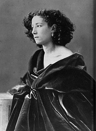 Foto: Sarah Bernhardt ca. 1864, fotografiert von Gaspard-Flix Tournachon, Pseudonym Nadar (1820  1910); Quelle:  Wikimedia Commons; Diese Bild- oder Mediendatei ist gemeinfrei, weil ihre urheberrechtliche Schutzfrist abgelaufen ist. Dies gilt für die Europäische Union, die Vereinigten Staaten, Australien und alle weiteren Staaten mit einer gesetzlichen Schutzfrist von 70 Jahren nach dem Tod des Urhebers.