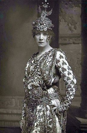 Sarah Bernhardt als Protagonistin in "Thodora", einem Drama von Victorien Sardou, fotografiert von William Downey (18291915): Quelle:Wikipedia bzw. Wikimedia Commons;Diese Bild- oder Mediendatei ist gemeinfrei, weil ihre urheberrechtliche Schutzfrist abgelaufen ist. Dies gilt für die Europäische Union, die Vereinigten Staaten, Australien und alle weiteren Staaten mit einer gesetzlichen Schutzfrist von 70Jahren nach dem Tod des Urhebers.