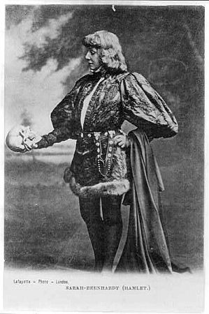 Sarah Bernhardt als "Hamlet" (ca. 18851900); Urheber: "Lafayette Studios", James Stack Lauder (Pseudonym "James Lafayette", 18531923); Quelle:Wikimedia Commons (Library of Congress Prints and Photographs Division Washington, D.C. 20540 USA);Lizenz zur Veröffentlichung siehe hier;Diese Bild- oder Mediendatei ist gemeinfrei, weil ihre urheberrechtliche Schutzfrist abgelaufen ist. Dies gilt für die Europäische Union, die Vereinigten Staaten, Australien und alle weiteren Staaten mit einer gesetzlichen Schutzfrist von 70Jahren nach dem Tod des Urhebers.