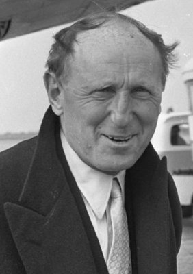 Bourvil am 20. Mrz 1967 bei seiner Ankunft auf dem Amsterdamer Flughafen Schiphol; Rechteinhaber: Nationaal Archief (Den Haag, Rijksfotoarchief; Bestandsnummer: 920-1739); Urheber/Fotograf: Kroon, Ron / Anefo; Quelle: Wikimedia Commons; Lizenz:www.gahetna.nl/over-ons/open-data / CC BY-SA 3.0 NL