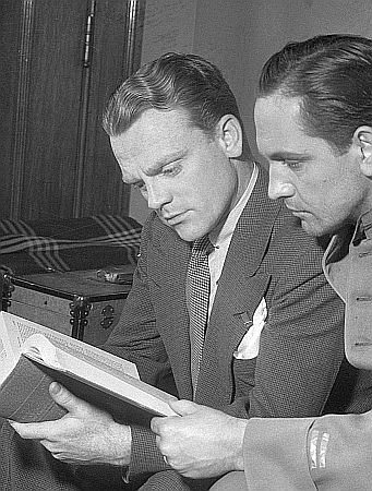 James Cagney und Frederic March (r.) etwa 1936; Quelle: Wikimedia Commons (Ausschnitt von Originalfoto); von "UCLA Library Digital Collection"; Urheber: "Los Angeles Daily News"; Lizenz: CC BY 4.0 Deed