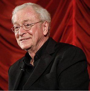 Michael Caine zu Gast bei der "Viennale 2012" (Gartenbaukino); Quelle: Wikimedia Commons; Urheber: Manfred WernerTsui;  Lizenz CC-BY-SA 3.0.