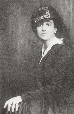 Maria Carmi 1905; Urheber: Unbekannt; Quelle: Wikipedia bzw. Wikimedia Commos (aus "Bündner Kalender 2010"); Diese Bild- oder Mediendatei ist gemeinfrei, weil ihre urheberrechtliche Schutzfrist abgelaufen ist.