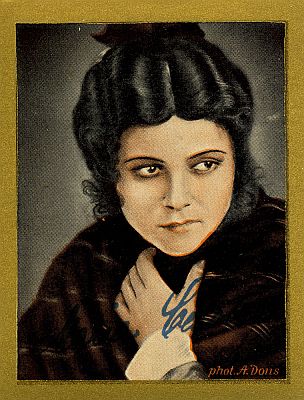 Abbildung Maria Cebotari auf einem Sammelbild aus der Serie "Bühnenstars und ihre Autogramme", die 1933 den "Gold-Saba"-Zigaretten der "Garbaty"-Zigarettenfabrik von Josef Garbáty beilagen. Urheber: Fotograf Adolf Dous, Dresden; Quelle: Wikimedia Commons: Lizenz: gemeinfrei