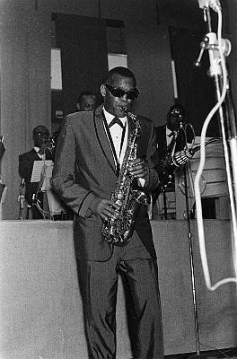 Ray Charles am 11. Mai 1963 bei einem Nachtkonzert im RAI-Geb�ude in Amsterdam; Rechteinhaber: Nationaal Archief&nbsp;(Den Haag, Rijksfotoarchief; Bestandsnummer: 915-1483): Urheber/Fotograf: Hugo van Gelderen/ Anefo; Quelle: Wikimedia Commons; Lizenz: CC0 1.0 (Verzicht auf das Copyright)